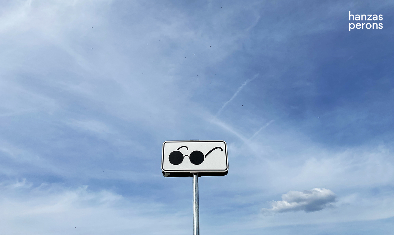 Pie Hanzas Perona atklāta mākslinieku Dzudzilo instalāciju "Pieskarties poēmai"