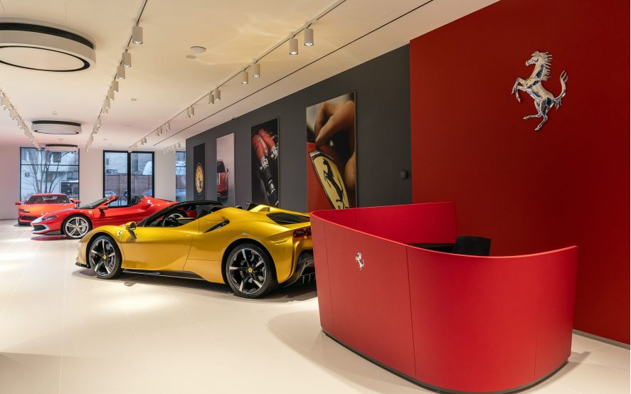 New Hanza biroju ēkā durvis vēris oficiālais "Ferrari" mazlietotu automobiļu salons "Cavallino Riga"